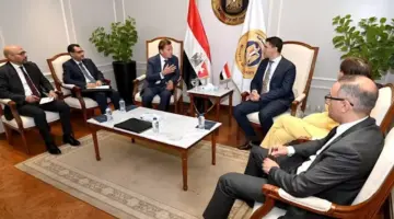 وزير الصناعة يلتقي شركة “ABB” السويسرية لتعزيز التعاون المشترك